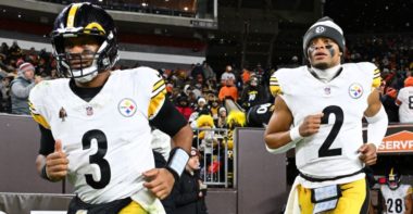 QB Justin Fields (derecha) y QB Russell Wilson (izquierda); Pittsburgh Steelers