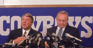 Jerry Jones (derecha); Jimmy Johnson (izquierda)