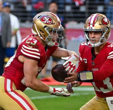 RB Christian McCaffrey (izquierda) y QB Brock Purdy (derecha), San Francisco 49ers