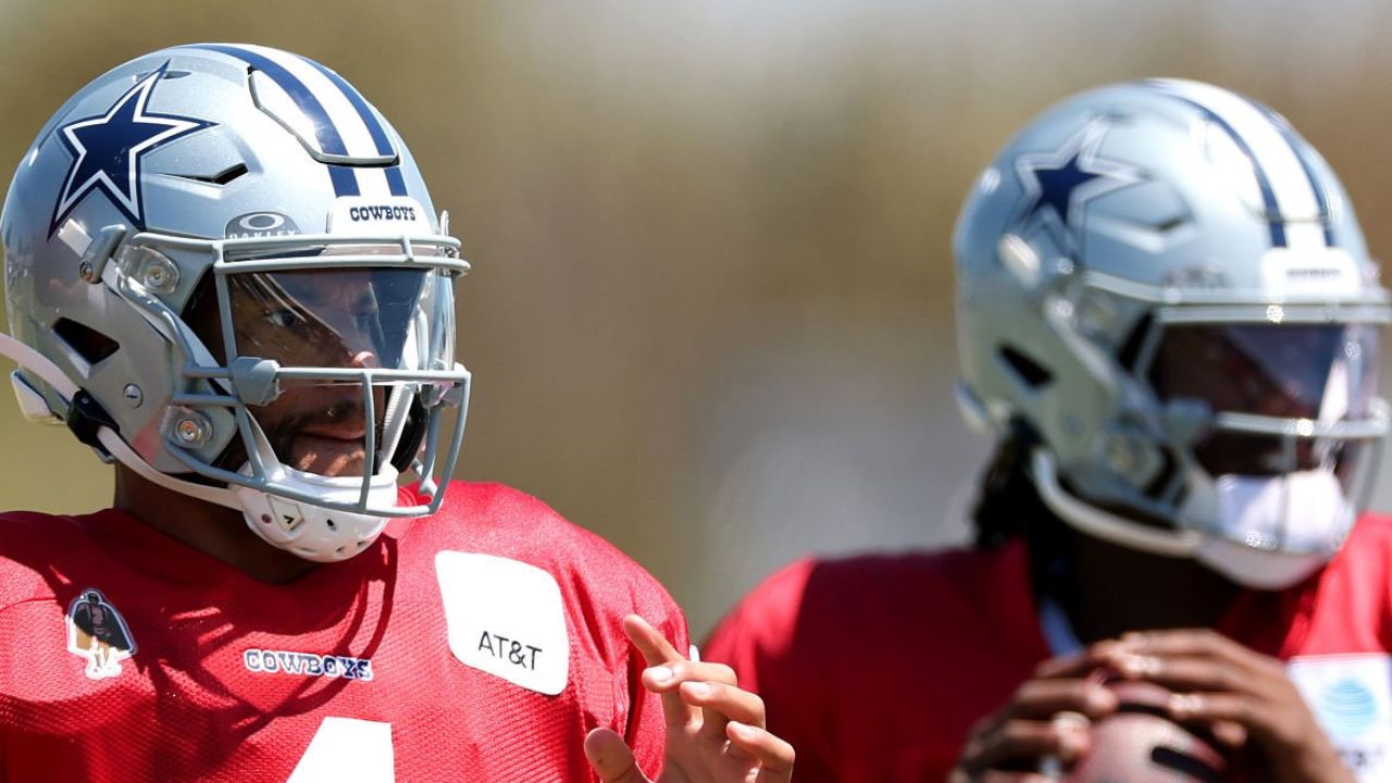 QB Dak Prescott (izquierda) y QB Joe Milton III (derecha), Dallas Cowboys