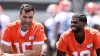 QB Joe Flacco (izquierda) y QB Shedeur Sanders (derecha), Cleveland Browns