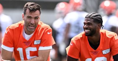 QB Joe Flacco (izquierda) y QB Shedeur Sanders (derecha), Cleveland Browns