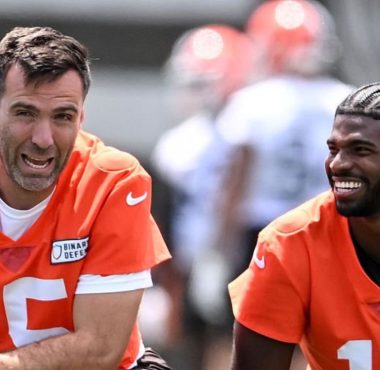 QB Joe Flacco (izquierda) y QB Shedeur Sanders (derecha), Cleveland Browns