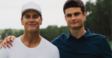 Tom Brady, de 1.93 metros, junto a su hijo Jack