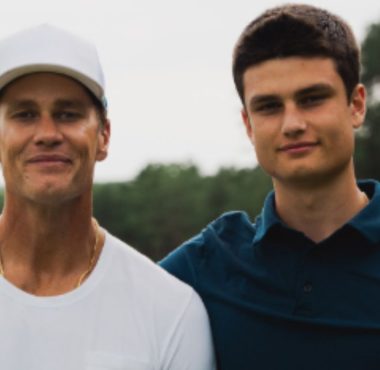 Tom Brady, de 1.93 metros, junto a su hijo Jack