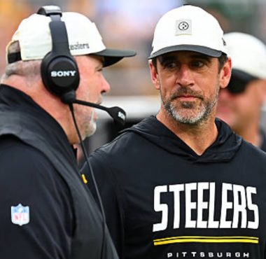 HC Mike McCarthy y QB Aaron Rodgers, Pittsburgh Steelers. Foto: Getty Images.