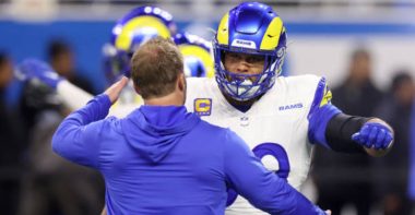 HC Sean McVay y DE Aaron Donald con Los Angeles Rams en enero de 2024. Foto: Getty Images.