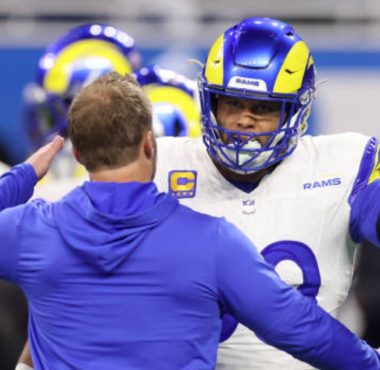 HC Sean McVay y DE Aaron Donald con Los Angeles Rams en enero de 2024. Foto: Getty Images.