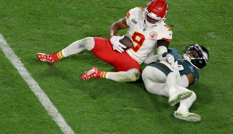 James Bradberry, CB de los Eagles, sujetando a JuJu Smith-Schuster, WR de los Chiefs