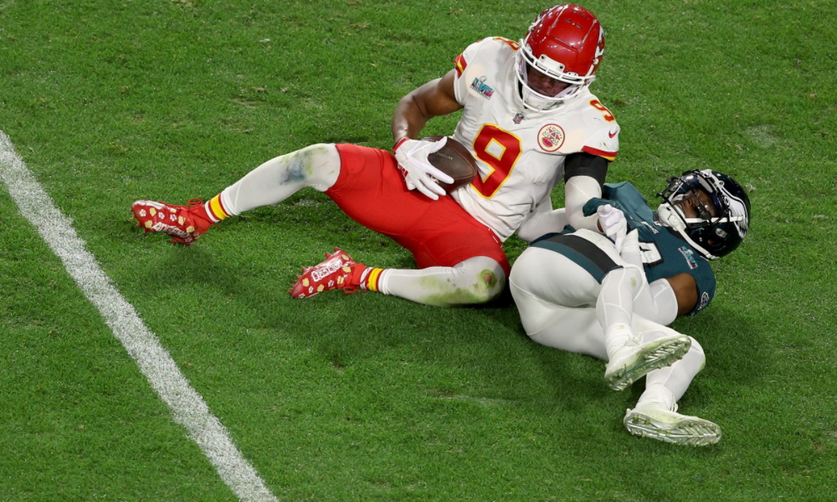 James Bradberry, CB de los Eagles, sujetando a JuJu Smith-Schuster, WR de los Chiefs