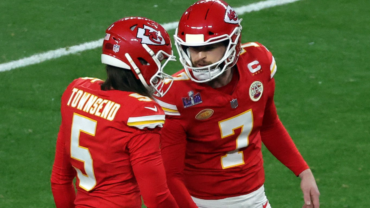 K Harrison Butker (derecha), P Tommy Townsend, Kansas City Chiefs