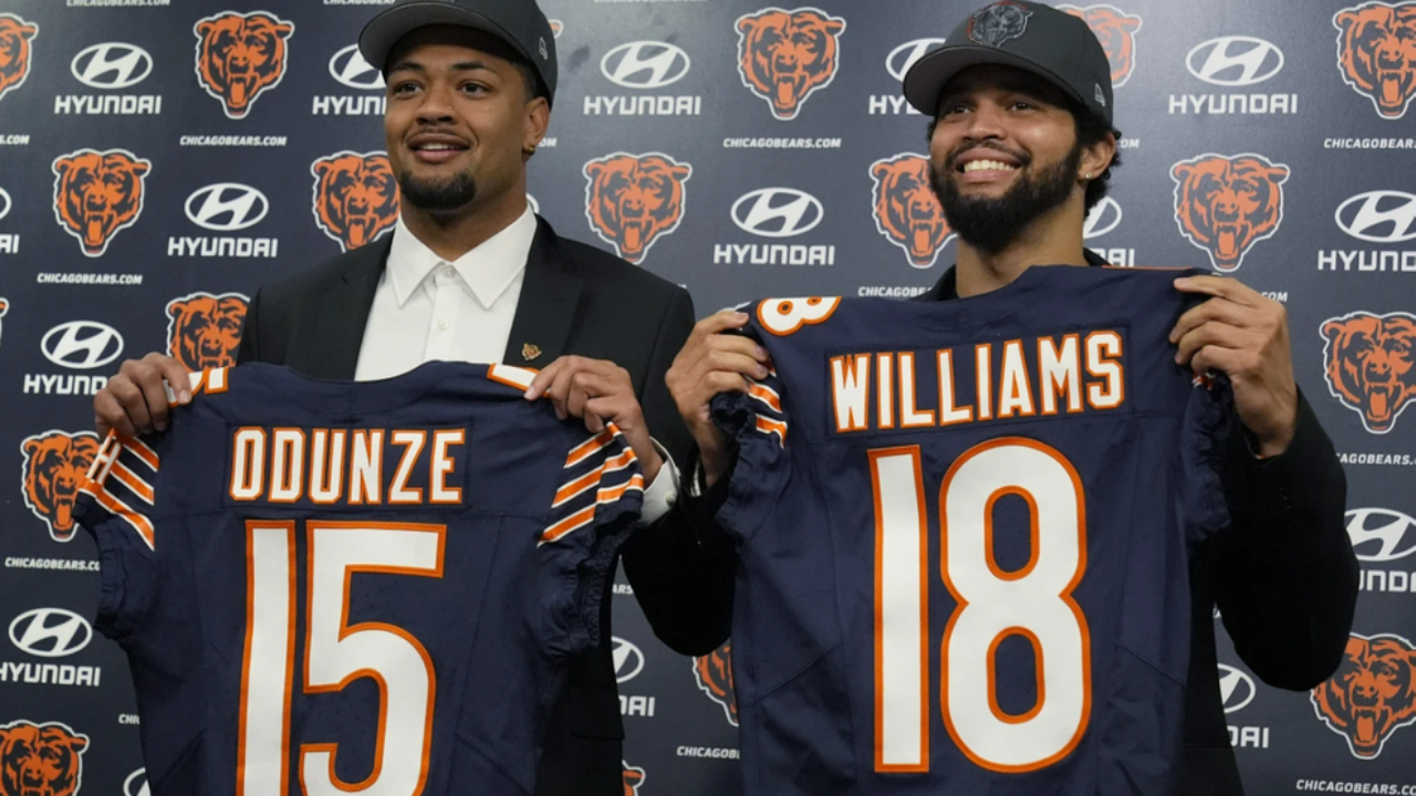 WR Rome Odunze (izquierda) y QB Caleb Williams (derecha), Chicago Bears