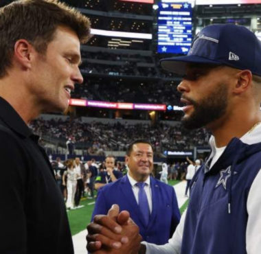 Tom Brady (izquierda), Dak Prescott (derecha)