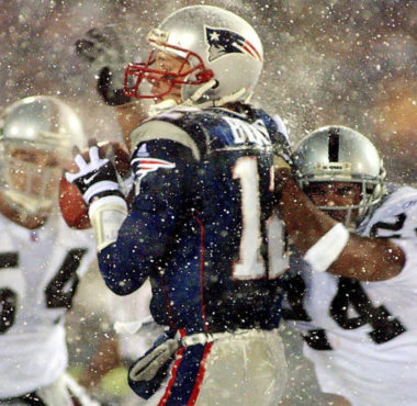 Tom Brady en la polémica jugada “Tuck Rule”