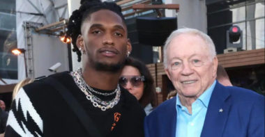 WR CeeDee Lamb (derecha), Jerry Jones (izquierda), dueño de los Cowboys