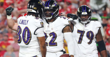 TE Isaiah Likely (izquierda), RB Derrick Henry (centro), Baltimore Ravens