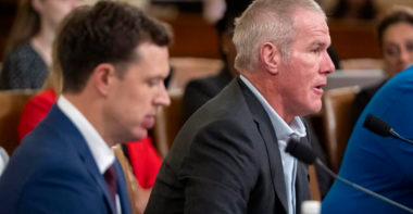 Brett Favre, leyenda de la NFL en juicio por una estafa estatal