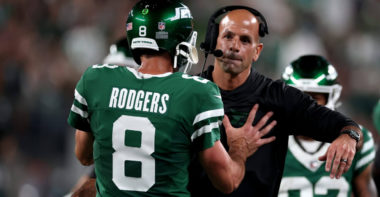 QB Aaron Rodgers (centro), HC Robert Saleh (derecha), New York Jets