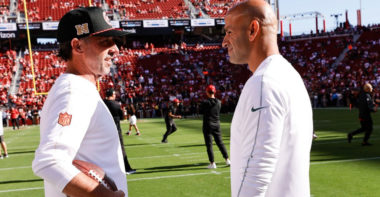 HC Kyle Shanahan (izquierda), Robert Saleh (derecha)