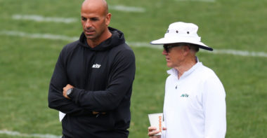 Robert Saleh (izquierda) y el propietario Woody Johnson (derecha) de los New York Jets