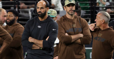 Robert Saleh (izquierda), QB Aaron Rodgers (derecha), New York Jets