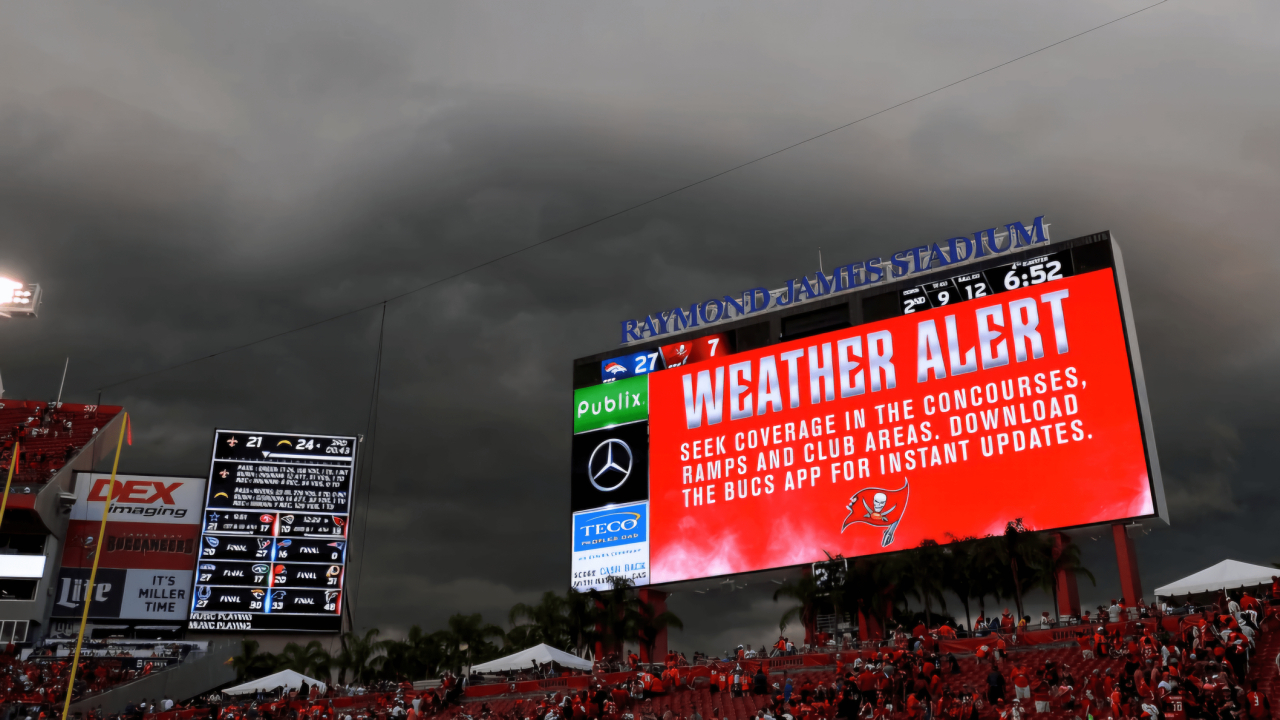 Así inundó el huracán Milton la cancha de los Buccaneers