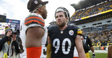 DE Myles Garrett (izquierda) y LB T.J. Watt (derecha)