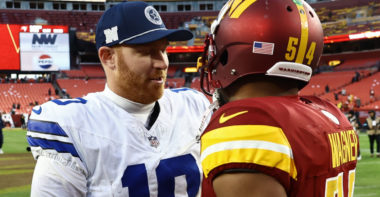 QB Cooper Rush, Dallas Cowboys (izquierda) y LB Bobby Wagner, Washington Commanders (derecha)