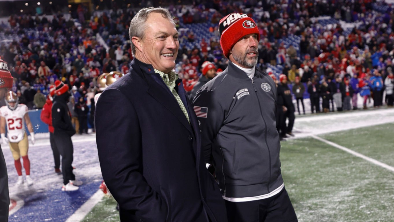 GM John Lynch (izquierda) y HC Kyle Shanahan (derecha), San Francisco 49ers