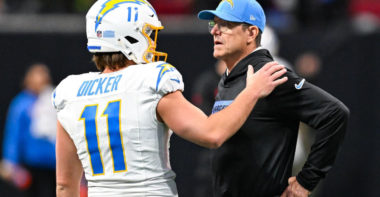 K Cameron Dicker (izquierda), HC John Harbaugh (derecha), Los Angeles Chargers