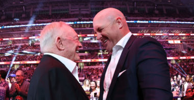 Jerry Jones (izquierda), Jason Witten (derecha)