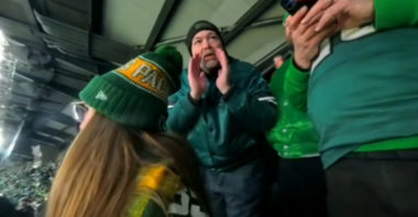 Fan de los Eagles insulta a fan de los Packers