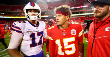 QB Josh Allen (izquierda), QB Patrick Mahomes (derecha)