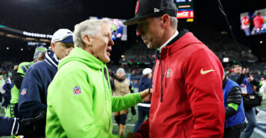 Pete Carroll (izquierda), HC Kyle Shanahan (derecha)