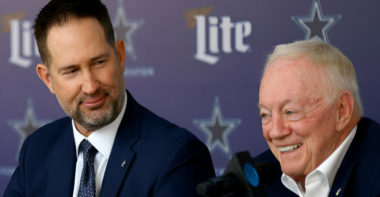 HC Brian Schottenheimer (izquierda), dueño Jerry Jones (derecha), Dallas Cowboys