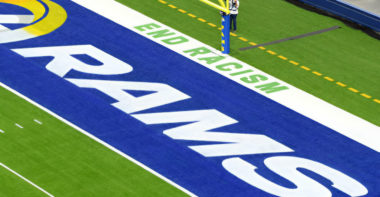 Lema “End Racism” o “Fin al Racismo” en la endzone del Super Bowl LVI.