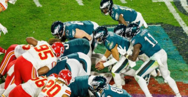 Philadelphia Eagles haciendo la jugada conocida como “Tush Push”