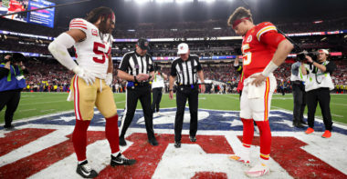 LB Fred Warner (izquierda), QB Patrick Mahomes (derecha)