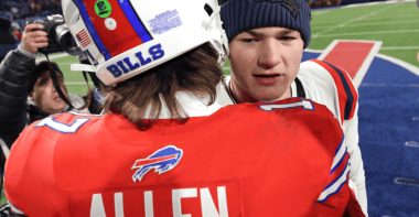 QB Josh Allen y QB Drake Maye
