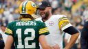 QB Aaron Rodgers (izquierda) y QB Ben Roethlisberger (derecha)