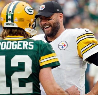 QB Aaron Rodgers (izquierda) y QB Ben Roethlisberger (derecha)