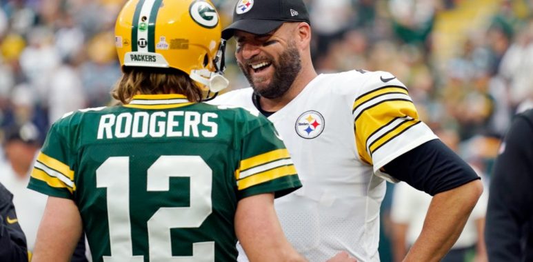 QB Aaron Rodgers (izquierda) y QB Ben Roethlisberger (derecha)