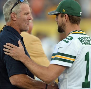 Aaron Rodgers (derecha) y Brett Favre (izquierda)