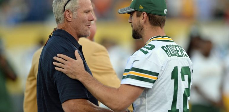 Aaron Rodgers (derecha) y Brett Favre (izquierda)