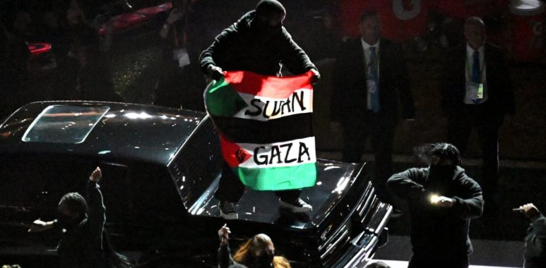Zul-Qarnain Kwame Nantambu sostuvo una bandera de “liberen Sudán y Gaza” en el Super Bowl LIX