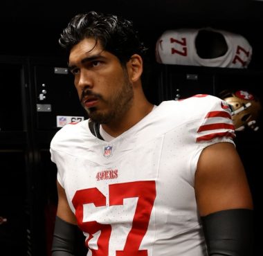 OL Isaac Alarcón con los San Francisco 49ers