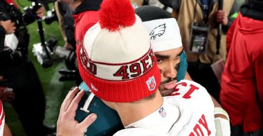 QB Jalen Hurts, Philadelphia Eagles; y QB Brock Purdy, San Francisco 49ers. Foto: Getty Images