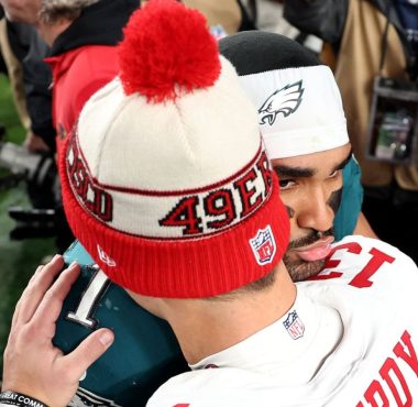 QB Jalen Hurts, Philadelphia Eagles; y QB Brock Purdy, San Francisco 49ers. Foto: Getty Images