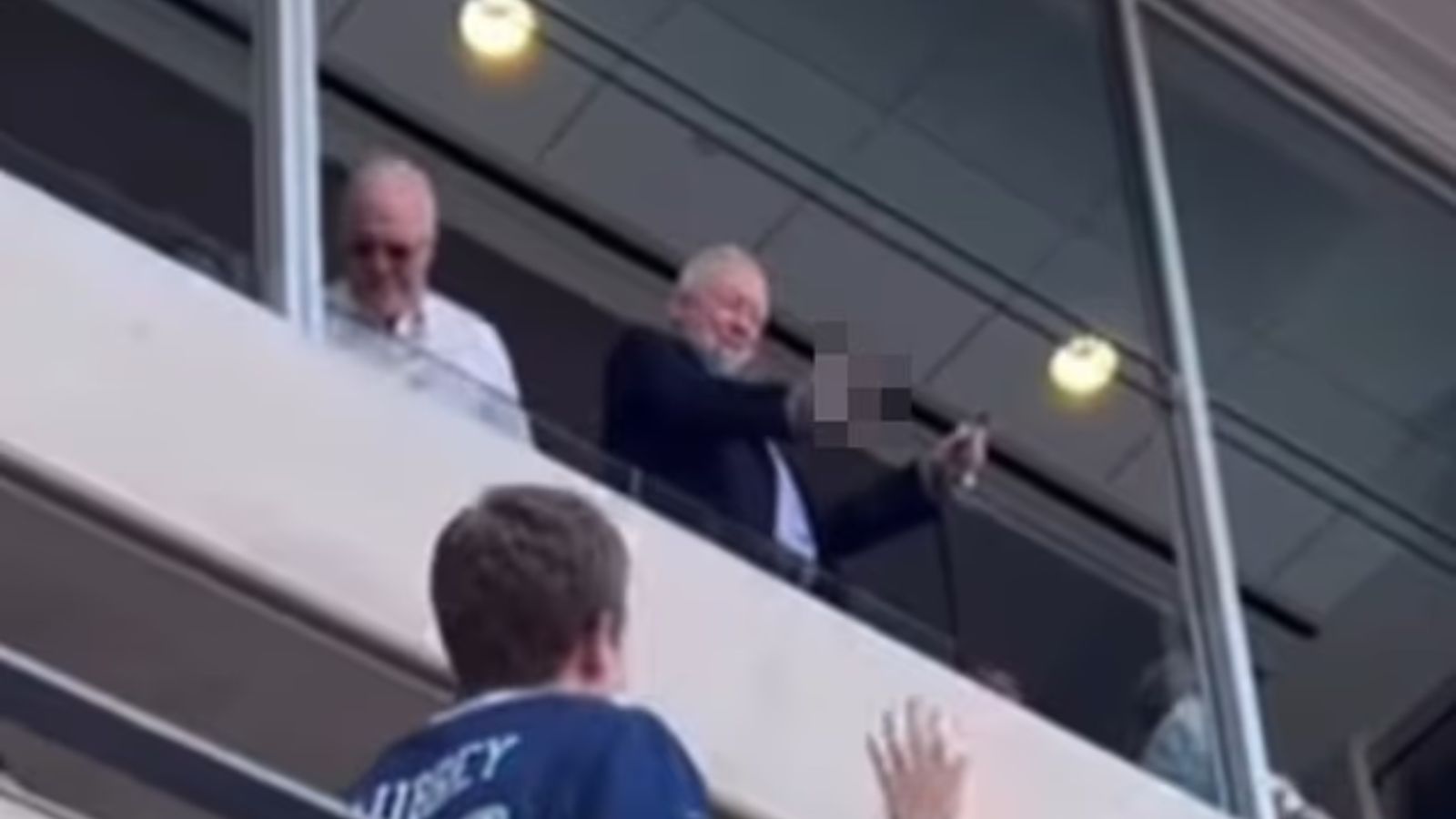 ¡Jerry Jones es captado enseñando el dedo medio a fans de los Jets!: ¿será multado?