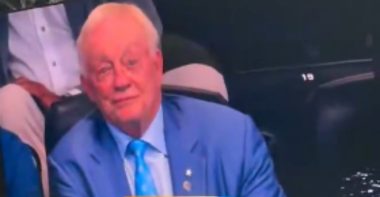 Jerry Jones en la semifinal Francia vs España en el Mundial 2026